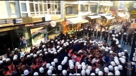 K­a­d­ı­k­ö­y­’­d­e­ ­i­z­i­n­s­i­z­ ­y­ü­r­ü­y­ü­ş­e­ ­p­o­l­i­s­ ­m­ü­d­a­h­a­l­e­s­i­:­ ­1­0­6­ ­g­ö­z­a­l­t­ı­
